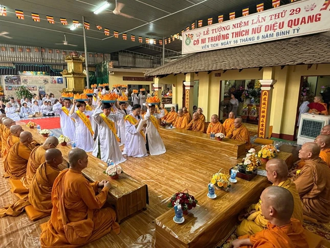 Phật tử dâng pháp y cúng dường