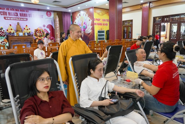 Các bạn trẻ tham gia hiến máu