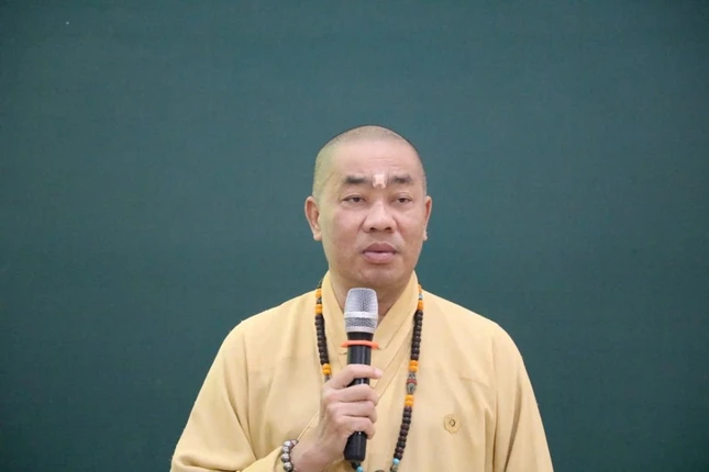 Thượng tọa Thích Quảng Lộc, Phó Trưởng ban Thường trực Ban Trị sự tỉnh đóng góp ý kiến