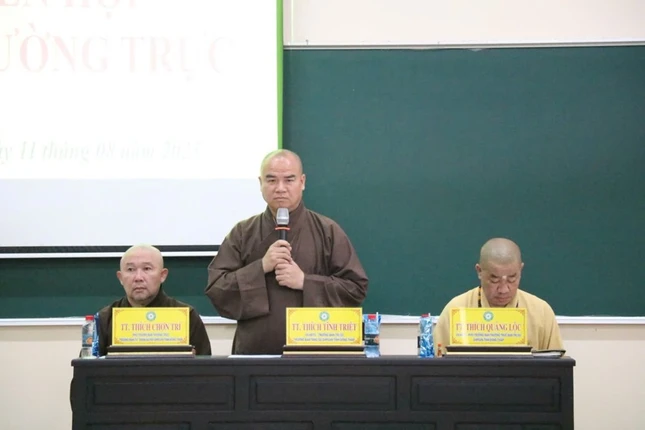 Thượng tọa Thích Tĩnh Triệt chủ trì buổi họp