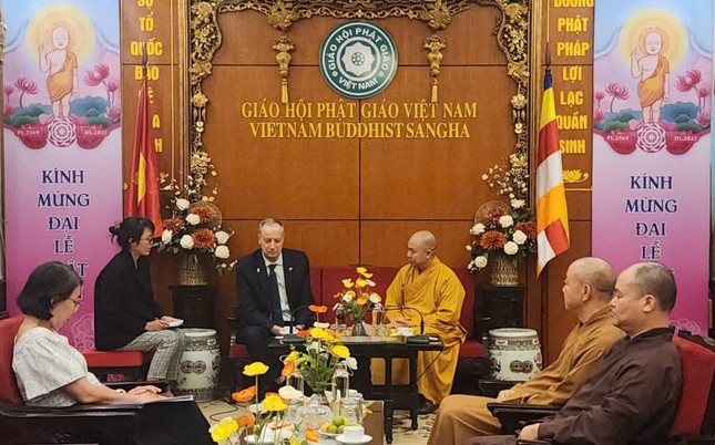 Thượng tọa Thích Đức Thiện tiếp thân mật ông Yaron Mayer, tại Trụ sở Trung ương GHPGVN - chùa Quán Sứ Thượng tọa Thích Đức Thiện tiếp thân mật ông Yaron Mayer, tại Trụ sở Trung ương GHPGVN - chùa Quán Sứ