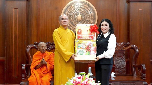 Thượng tọa Thích Lệ Lạc đại diện Ban Trị sự trao quà chúc mừng đến bà Thạch Thị Sô Quươn, Phó ban Pháp chế HĐND tỉnh Thượng tọa Thích Lệ Lạc đại diện Ban Trị sự trao quà chúc mừng đến bà Thạch Thị Sô Quươn, Phó ban Pháp chế HĐND tỉnh