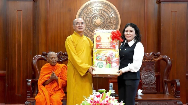 Thượng tọa Thích Lệ Lạc đại diện Ban Trị sự trao quà chúc mừng đến bà Thạch Thị Sô Quươn, Phó ban Pháp chế HĐND tỉnh