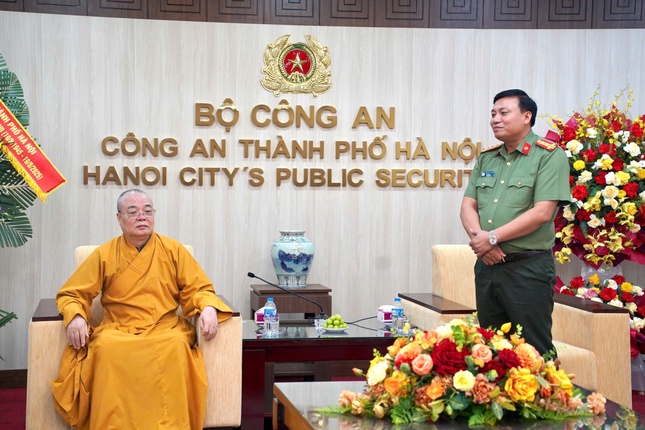 Đại tá Nguyễn Tiến Đạt bày tỏ lòng cảm ơn đến Trưởng lão Hòa thượng Thích Thanh Nhiễu cùng phái đoàn GHPGVN Đại tá Nguyễn Tiến Đạt bày tỏ lòng cảm ơn đến Trưởng lão Hòa thượng Thích Thanh Nhiễu cùng phái đoàn GHPGVN