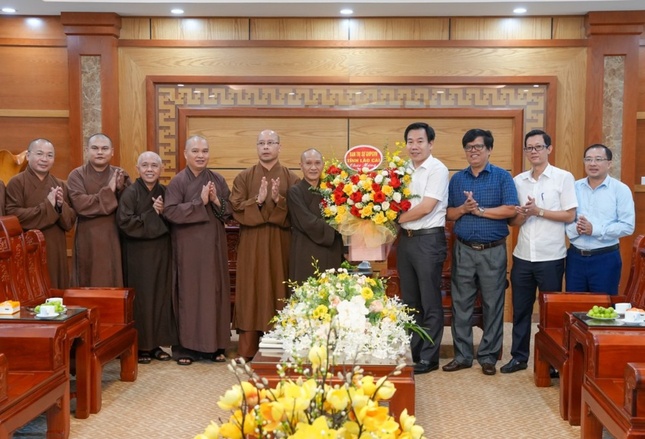 Hòa thượng Thích Thanh Điện trao hoa chúc mừng Ban Tuyên giáo và Dân vận Tỉnh ủy