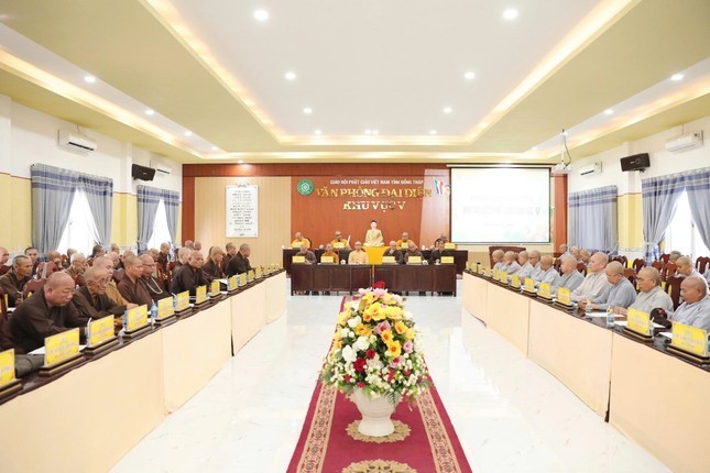 Quang cảnh buổi họp