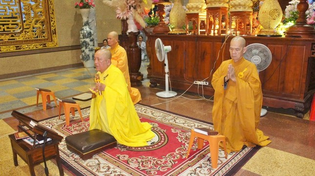 Chư Tăng niêm hương bạch Phật