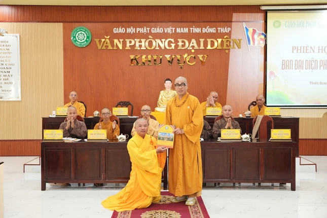 Thượng tọa Thích Quảng Lộc trao quyết định bổ nhiệm trụ trì chùa Thiền Hoa đến Đại đức Thích Lệ Tiến