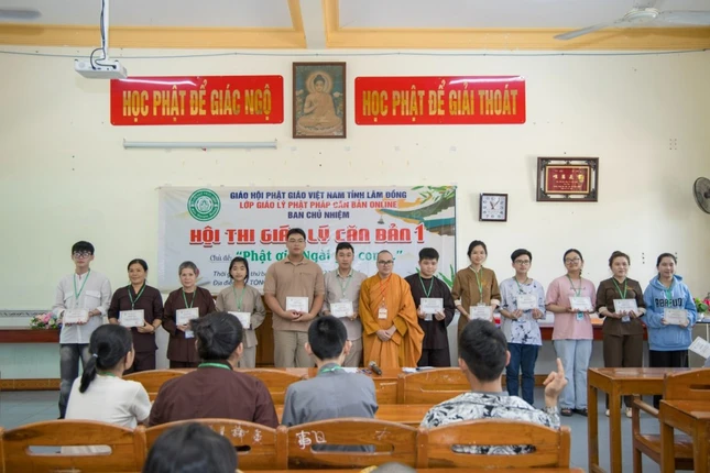 Ban Tổ chức trao chứng nhận tham gia hội thi đến các thí sinh