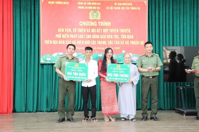 Trao bảng tượng trưng tặng 2 nhà tình nghĩa và 1 nhà tình thương