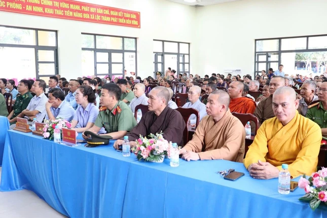 Các đại biểu tham gia chương trình trao quà