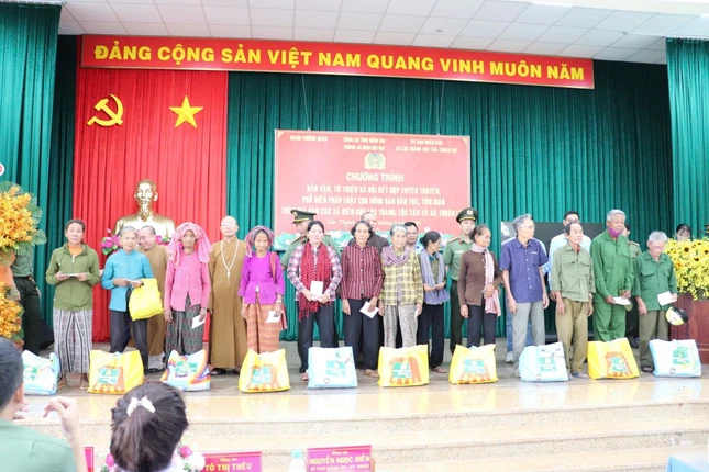 Trao quà đến người nghèo