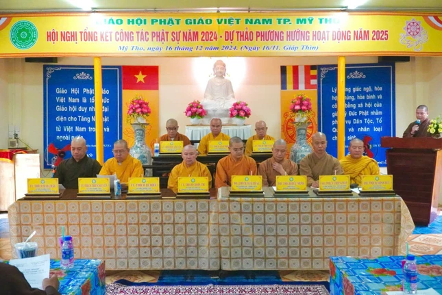 Chư tôn đức chứng minh và chủ tọa phiên họp