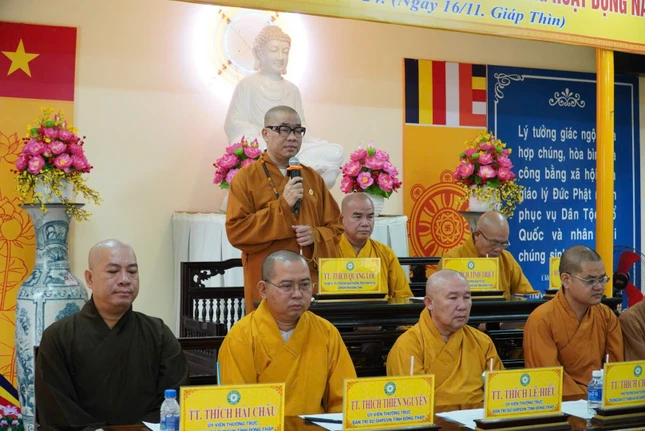 Thượng tọa Thích Quảng Lộc phát biểu tại buổi họp
