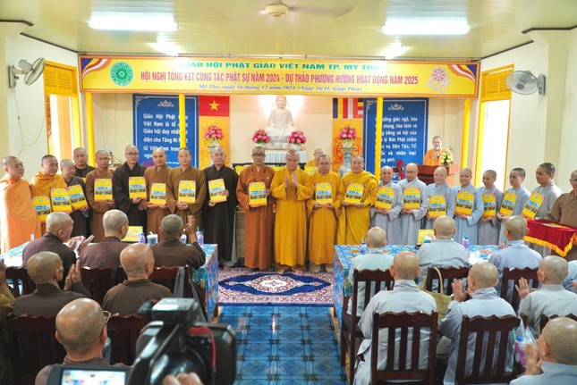 Thượng tọa Thích Tĩnh Triệt trao quyết định đến chư tôn đức Đại diện Phật giáo Khu vực VII