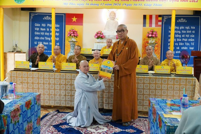 Thượng tọa Thích Quảng Lộc trao quyết định thành lập Ban Quản trị chùa Trường Quang đến Ni sư Thích nữ Hải Nguyệt, Trưởng ban Quản trị