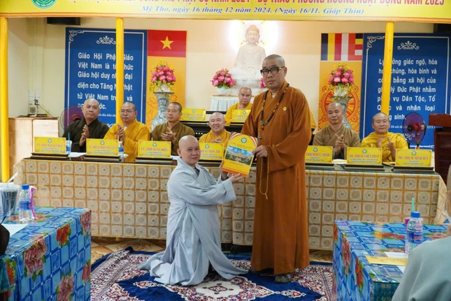 Thượng tọa Thích Quảng Lộc trao quyết định thành lập Ban Quản trị chùa Trường Quang đến Ni sư Thích nữ Hải Nguyệt, Trưởng ban Quản trị