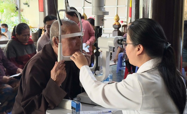 Bác sĩ Bệnh viện Mắt Việt đo mắt