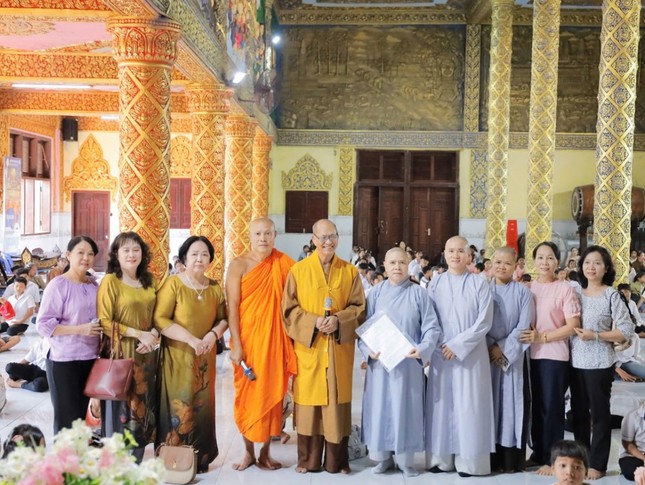 Đoàn từ thiện tổ chức trao quà tại chùa Sóc Lớn