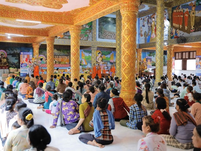 Đồng bào địa phương về chùa Sóc Lớn nhận quà