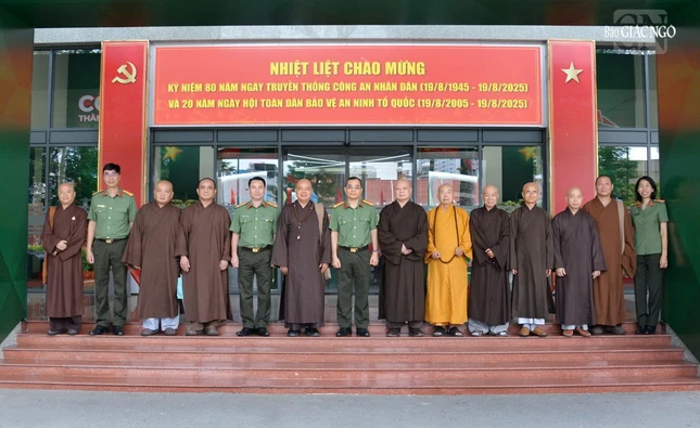 Chư tôn đức cùng lãnh đạo Công an TP.HCM chụp ảnh lưu niệm