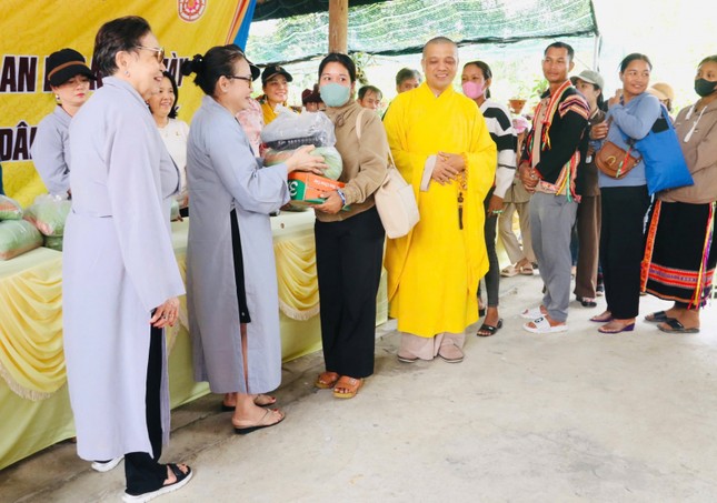 Ban Tổ chức trao quà đến Phật tử Ban Tổ chức trao quà đến Phật tử