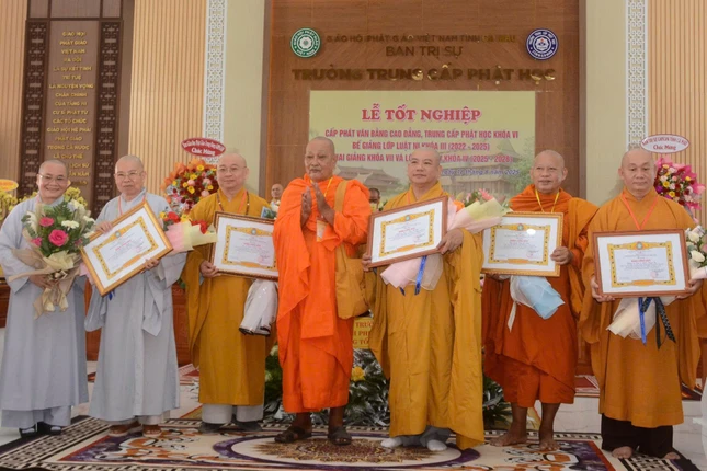 Trao Bằng tuyên dương công đức của Ban Giáo dục Phật giáo T.Ư đến các cá nhân Trao Bằng tuyên dương công đức của Ban Giáo dục Phật giáo T.Ư đến các cá nhân