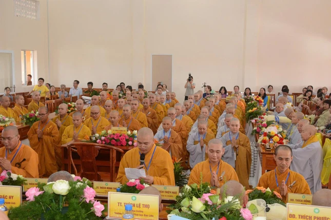 Đại diện Tăng Ni phát biểu tri ân và phát nguyện tinh tấn tu học Đại diện Tăng Ni phát biểu tri ân và phát nguyện tinh tấn tu học