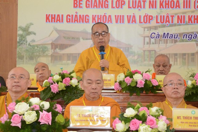 Thượng tọa Thích Viên Trí đạo từ tại buổi lễ