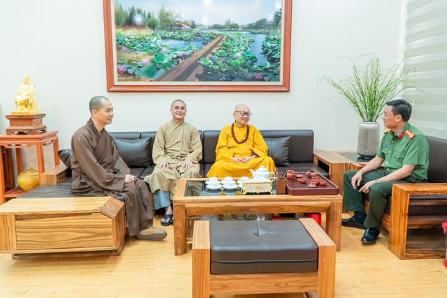 Hòa thượng Thích Tánh Nhiếp thăm và chúc mừng Công an tỉnh Quảng Trị nhân Kỷ niệm 80 năm Ngày truyền thống Công an Nhân dân Việt Nam