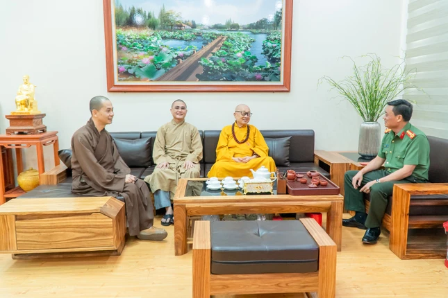 Hòa thượng Thích Tánh Nhiếp thăm và chúc mừng Công an tỉnh Quảng Trị nhân Kỷ niệm 80 năm Ngày truyền thống Công an Nhân dân Việt Nam