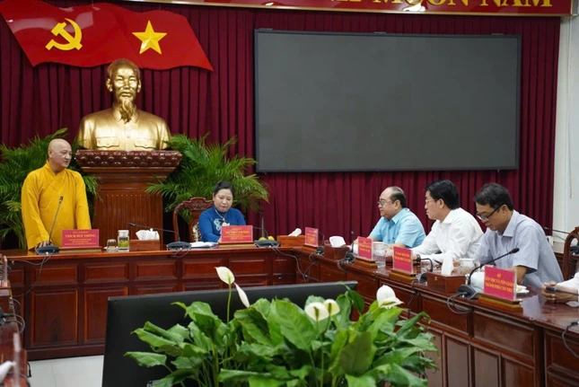 Hòa thượng Thích Huệ Thông chúc mừng đến lãnh đạo Thành ủy TP.Cần Thơ sau sáp nhập