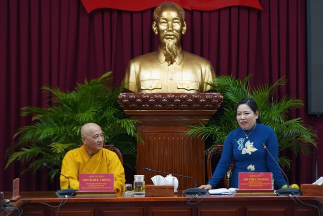 Bà Hồ Thị Cẩm Đào, thay mặt lãnh đạo Thành ủy, UBND TP.Cần Thơ cảm ơn chư tôn đức Bà Hồ Thị Cẩm Đào, thay mặt lãnh đạo Thành ủy, UBND TP.Cần Thơ cảm ơn chư tôn đức