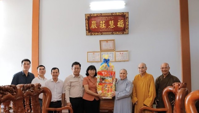 Bà Nguyễn Thị Vẹn và các vị đoàn Ban Tuyên giáo và Dân vận tỉnh thăm trường hạ chùa Tỉnh Hội Bà Nguyễn Thị Vẹn và các vị đoàn Ban Tuyên giáo và Dân vận tỉnh thăm trường hạ chùa Tỉnh Hội