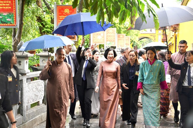 Bà Nguyễn Thị Minh Nguyệt cùng Hoàng hậu Bhutan Jetsun Pema Wangchuck thăm quan chùa Trấn Quốc, Hà Nội