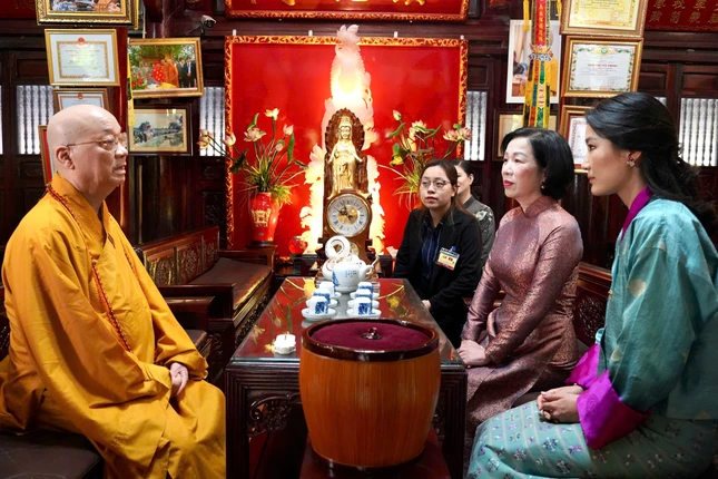 Trưởng lão Hòa thượng Thích Thanh Nhã tiếp bà Nguyễn Thị Minh Nguyệt cùng Hoàng hậu Bhutan Jetsun Pema Wangchuck thăm chùa Trấn Quốc Trưởng lão Hòa thượng Thích Thanh Nhã tiếp bà Nguyễn Thị Minh Nguyệt cùng Hoàng hậu Bhutan Jetsun Pema Wangchuck thăm chùa Trấn Quốc