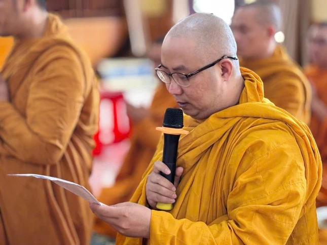 Đại đức Thích Giác Minh Tin báo cáo về công tác tổ chức và sinh hoạt an cư