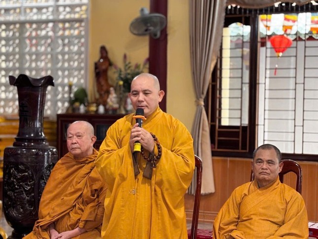 Thượng tọa Thích Đồng Thành sách tấn hành giả