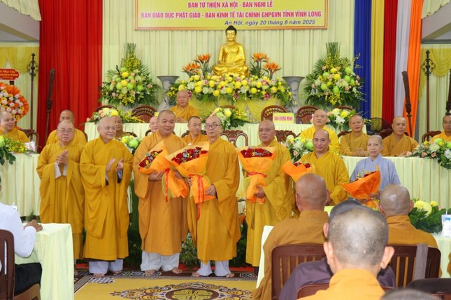 Ban Tổ chức trao hoa, khánh vàng tri ân đến Hòa thượng Thích Nhựt Tấn