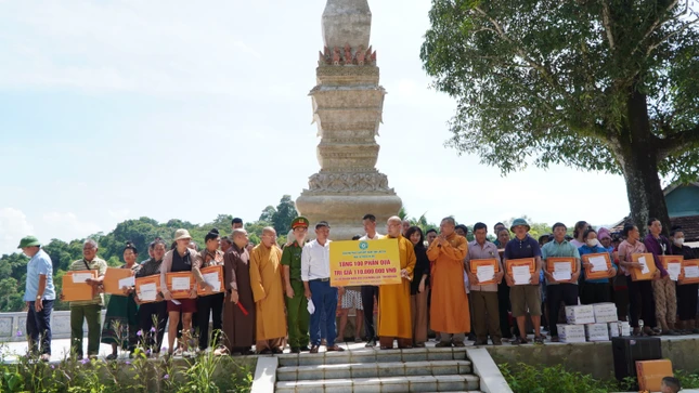 Đoàn trao bảng tặng quà Đoàn trao bảng tặng quà