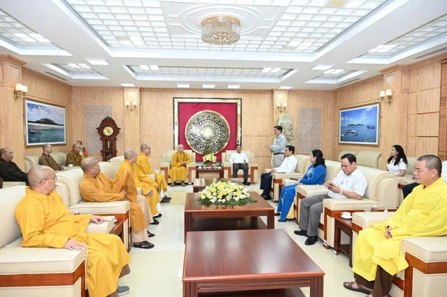 Ông U Huấn, Phó Bí thư Thường trực Tỉnh ủy tỉnh Quảng Ngãi tiếp đón Ban Trị sự Phật giáo tỉnh