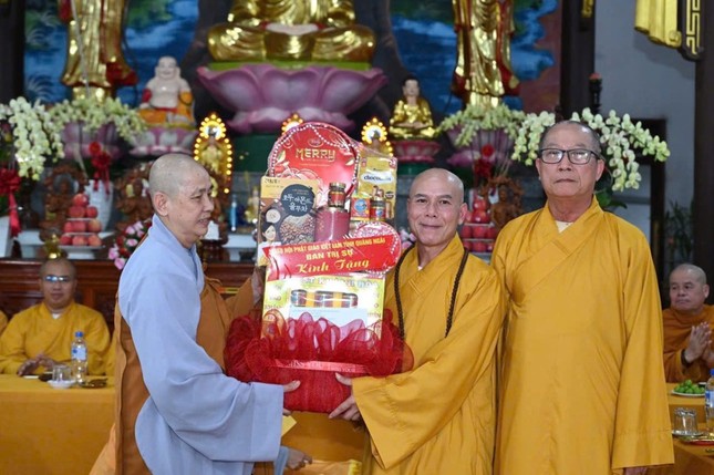 Đại diện đoàn cúng dường đến Ban Chức sự trường hạ