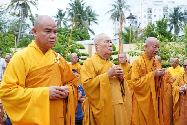 Chư tôn đức dâng hương trước tôn tượng Bồ-tát Địa Tạng Chư tôn đức dâng hương trước tôn tượng Bồ-tát Địa Tạng