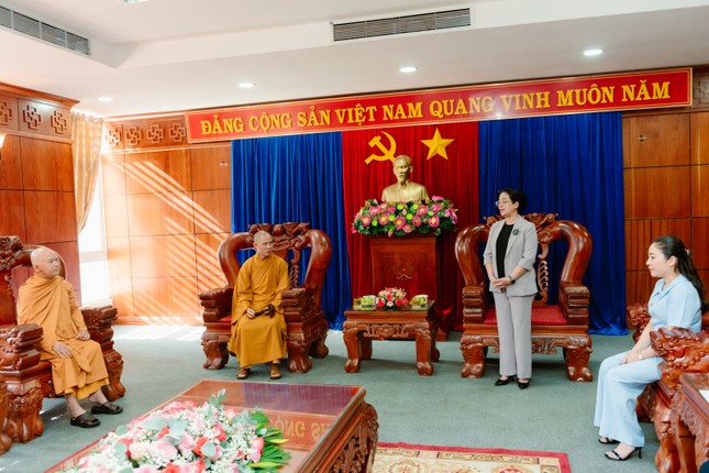 Bà Huỳnh Thị Chiến Hòa tiếp phái đoàn Ban Thường trực Ban Trị sự tỉnh Bà Huỳnh Thị Chiến Hòa tiếp phái đoàn Ban Thường trực Ban Trị sự tỉnh