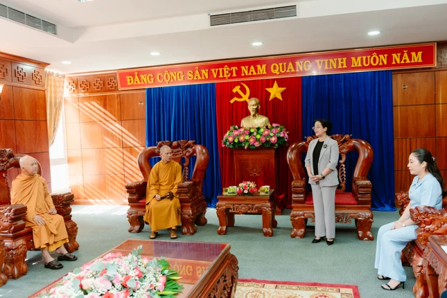 Bà Huỳnh Thị Chiến Hòa tiếp phái đoàn Ban Thường trực Ban Trị sự tỉnh Bà Huỳnh Thị Chiến Hòa tiếp phái đoàn Ban Thường trực Ban Trị sự tỉnh