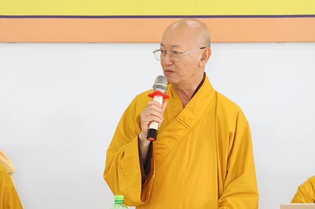 Thượng tọa Thích Quảng Tâm chủ trì buổi họp
