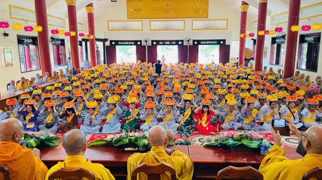 Quý Phật tử dâng pháp y cúng dường chư tôn đức Tăng Ni Quý Phật tử dâng pháp y cúng dường chư tôn đức Tăng Ni