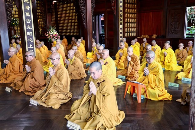 Bố-tát là nghi thức đặc thù được Đức Phật chế định cho chúng xuất gia Bố-tát là nghi thức đặc thù được Đức Phật chế định cho chúng xuất gia