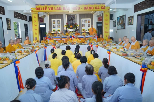 Đại diện Phật tử tại đạo tràng tác bạch dâng cúng Ca-sa lên chư tôn đức