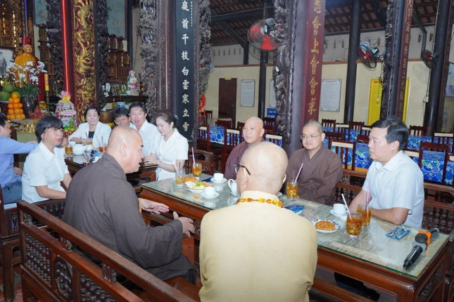 Chư tôn đức Ban Thường trực Ban Trị sự Phật giáo tỉnh tiếp phái đoàn lãnh đạo Tỉnh ủy tỉnh Đồng Tháp